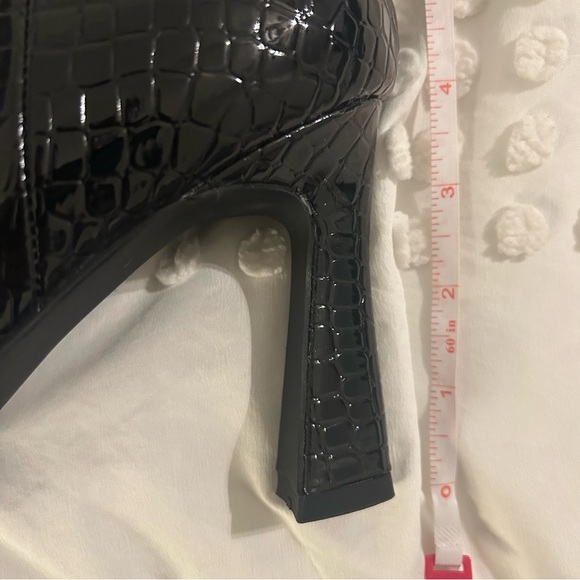 Sophisticated Black Heeled Boots with Glossy Finish - Picture 8 of 8